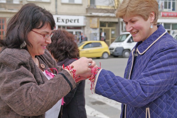 Центровете за възрастни и деца с увреждания дариха казанлъчани с мартеници и усмивки