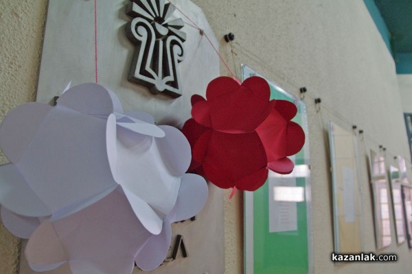 Мартеници изработени от деца радват посетителите на Библиотеката