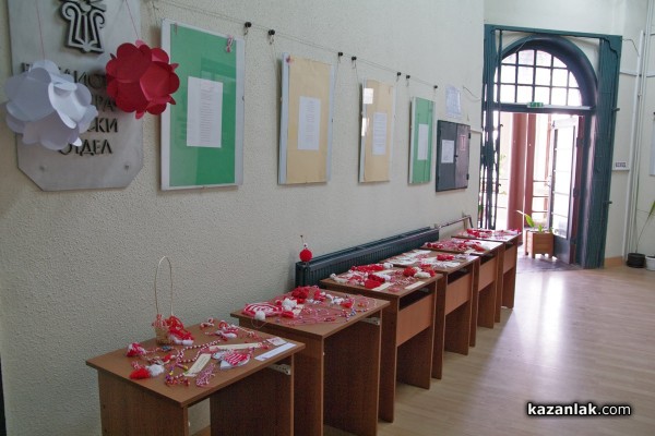 Мартеници изработени от деца радват посетителите на Библиотеката