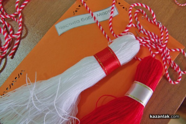 Мартеници изработени от деца радват посетителите на Библиотеката