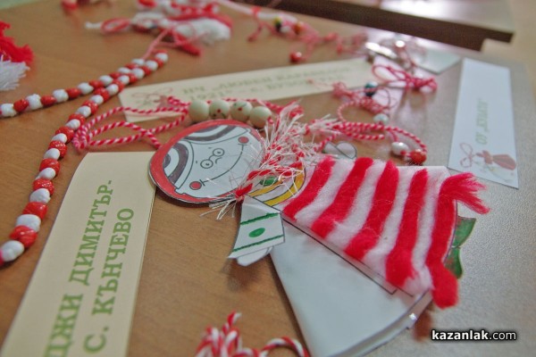 Мартеници изработени от деца радват посетителите на Библиотеката