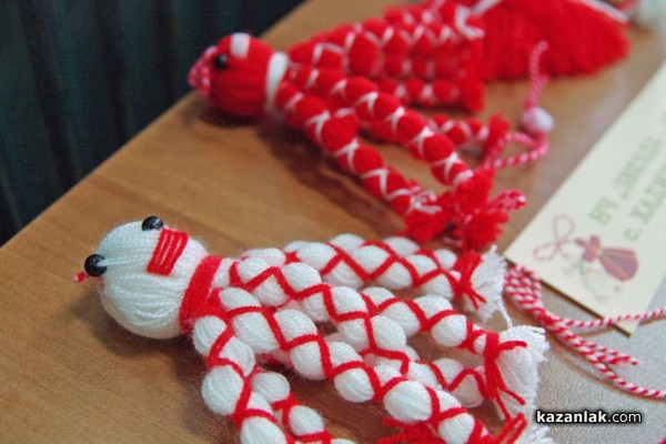 Мартеници изработени от деца радват посетителите на Библиотеката