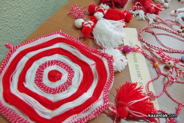 Мартеници изработени от деца радват посетителите на Библиотеката