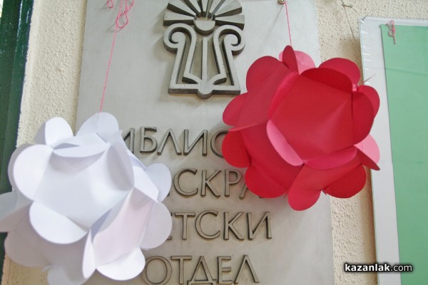 Мартеници изработени от деца радват посетителите на Библиотеката