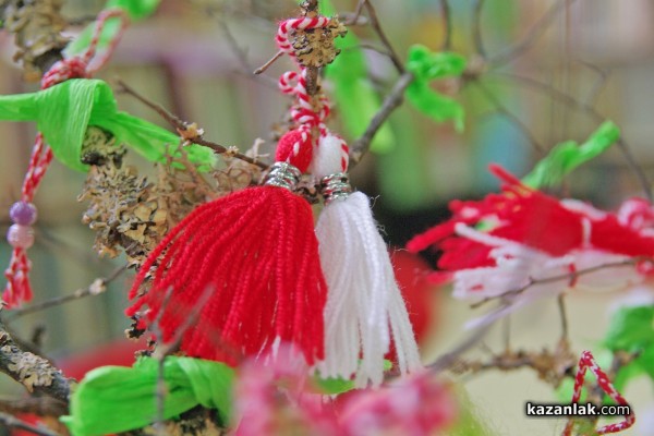 Мартеници изработени от деца радват посетителите на Библиотеката