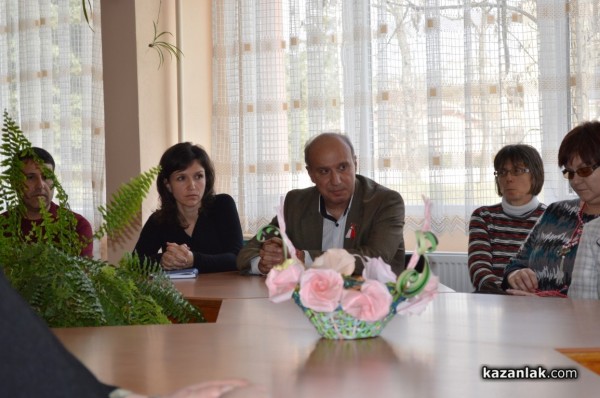 Учениците в ПГ „Иван Хаджиенов“ получават възнаграждения и практически опит чрез дуалното обучение