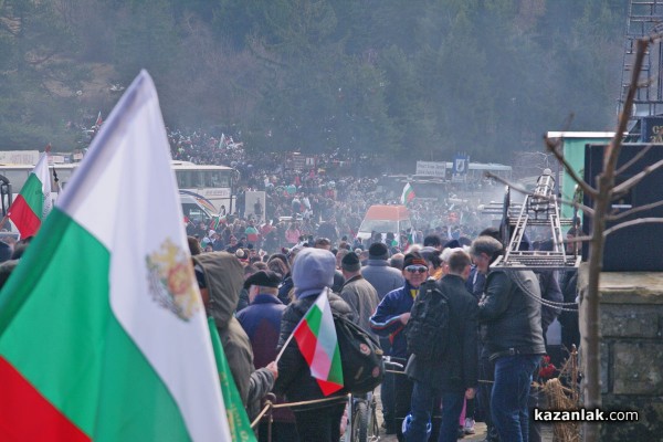 Празненствата на връх Шипка: Силни слова, хиляди патриоти и инциденти /Видео/