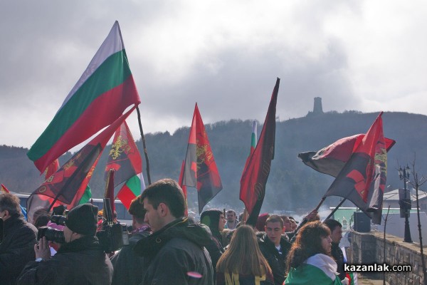 Празненствата на връх Шипка: Силни слова, хиляди патриоти и инциденти /Видео/