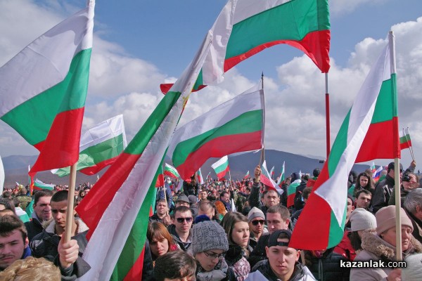 Празненствата на връх Шипка: Силни слова, хиляди патриоти и инциденти /Видео/