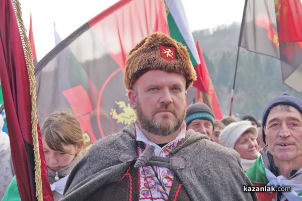 Празненствата на връх Шипка: Силни слова, хиляди патриоти и инциденти /Видео/