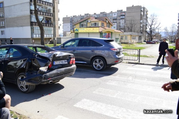 Три автомобила катастрофираха до пешеходна пътека