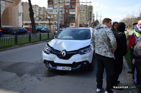Три автомобила катастрофираха до пешеходна пътека