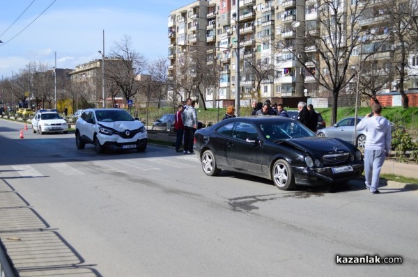 Три автомобила катастрофираха до пешеходна пътека