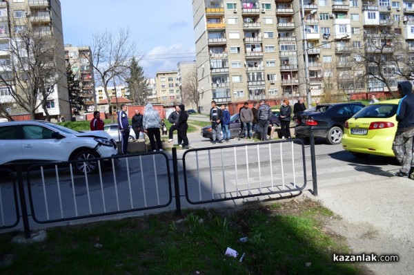 Три автомобила катастрофираха до пешеходна пътека