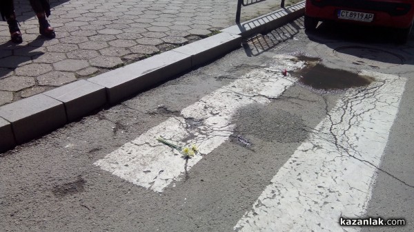 Символични цветя за властта от майките на Казанлък на 8 март