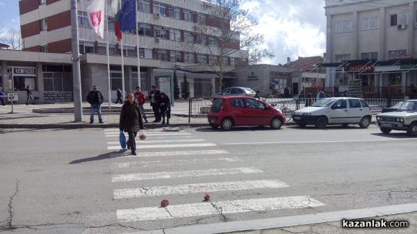 Символични цветя за властта от майките на Казанлък на 8 март