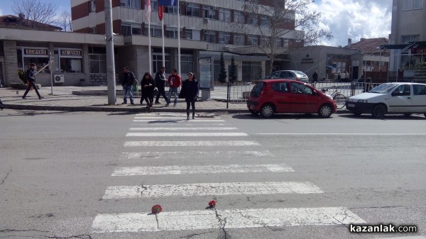 Символични цветя за властта от майките на Казанлък на 8 март / Новини от Казанлък