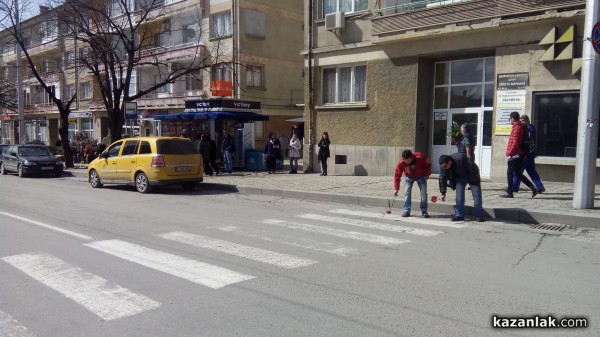 Символични цветя за властта от майките на Казанлък на 8 март