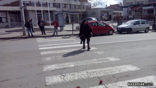 Символични цветя за властта от майките на Казанлък на 8 март