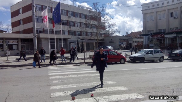 Символични цветя за властта от майките на Казанлък на 8 март