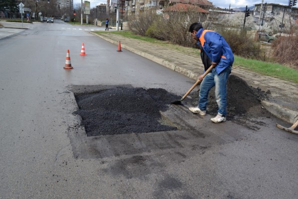 Във връзка с две граждански публикации в сайта Kazanlak.com в секция РепорТИ, които касаят неизправност в пътната настилка намираща се на булевард “Никола Петков“ 51
