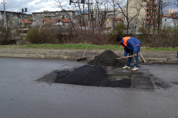 Във връзка с две граждански публикации в сайта Kazanlak.com в секция РепорТИ, които касаят неизправност в пътната настилка намираща се на булевард “Никола Петков“ 51 / Новини от Казанлък