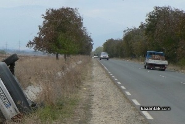 Бус падна в отводнителен канал / Новини от Казанлък