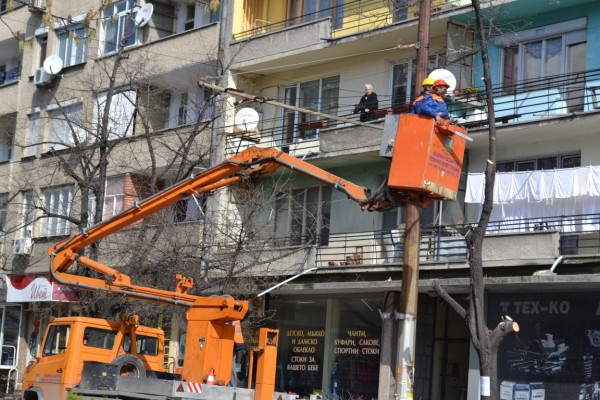 Ограничено е движението по бул. „Ал. Батенберг“ заради санитарна сеч / Новини от Казанлък