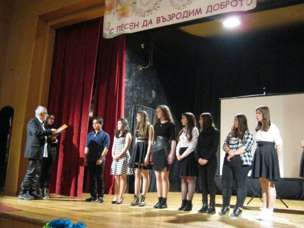 Наградените участници в IV Национален конкурс за забавна песен „С песен да възродим доброто”