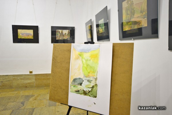 Ученици от Художествената гимназия рисуват в музей „Чудомир“