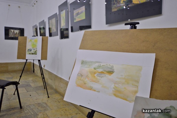 Ученици от Художествената гимназия рисуват в музей „Чудомир“