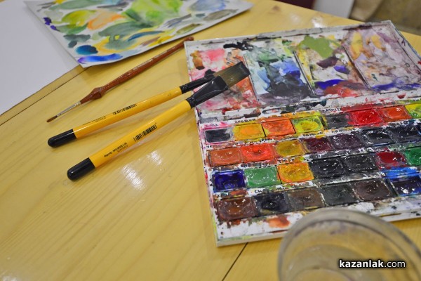 Ученици от Художествената гимназия рисуват в музей „Чудомир“