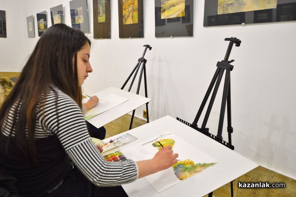 Ученици от Художествената гимназия рисуват в музей „Чудомир“