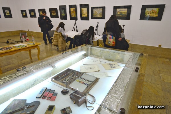 Ученици от Художествената гимназия рисуват в музей „Чудомир“