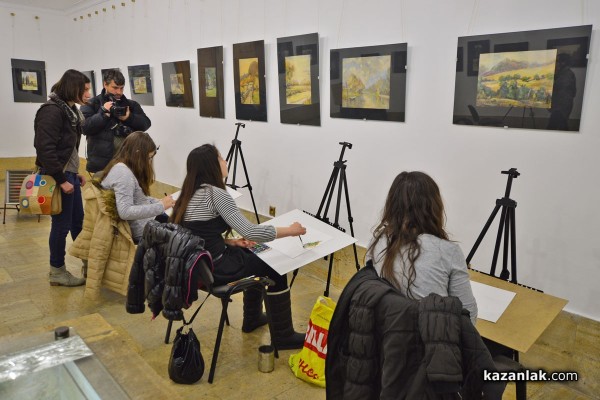 Ученици от Художествената гимназия рисуват в музей „Чудомир“