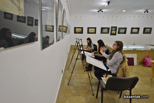 Ученици от Художествената гимназия рисуват в музей „Чудомир“ / Новини от Казанлък