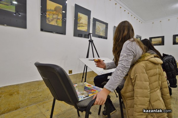 Ученици от Художествената гимназия рисуват в музей „Чудомир“