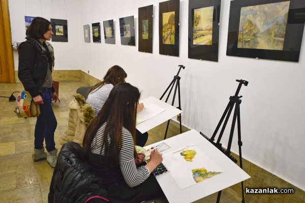 Ученици от Художествената гимназия рисуват в музей „Чудомир“