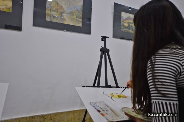 Ученици от Художествената гимназия рисуват в музей „Чудомир“