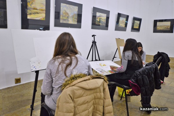Ученици от Художествената гимназия рисуват в музей „Чудомир“