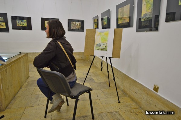 Ученици от Художествената гимназия рисуват в музей „Чудомир“