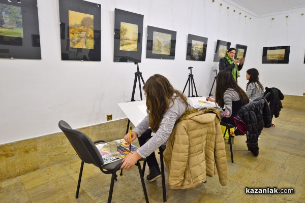 Ученици от Художествената гимназия рисуват в музей „Чудомир“