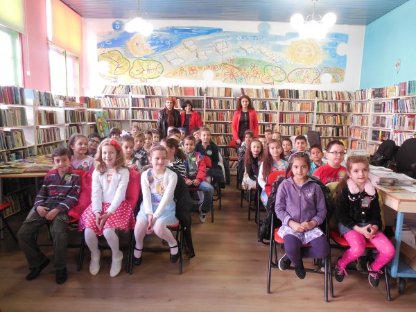 Празник на буквите за първокласниците на ОУ “Н. Вапцаров“ днес в библиотеката / Новини от Казанлък