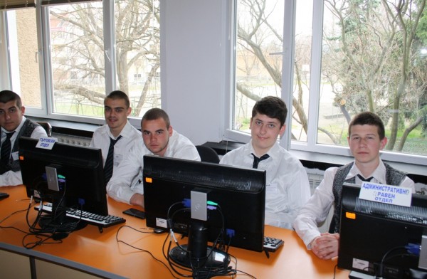 Учебни фирми от казанлъшката гимназия по туризъм се класираха за Пловдивския панаир “Млад предприемач“