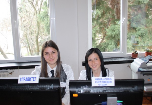 Учебни фирми от казанлъшката гимназия по туризъм се класираха за Пловдивския панаир “Млад предприемач“