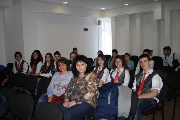 Ученици от  ПГ по лека промишленост и туризъм в Казанлък презентираха проект за екотуризъм