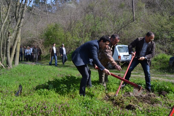Повече залесяване и контрол пожела на местните горски служители Кметът на Община Казанлък на откриването на Седмицата на гората - 2016 г в гр.Шипка