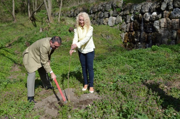 Горското стопанство с помощта на казанлъшките кметове залесява над Шипка днес