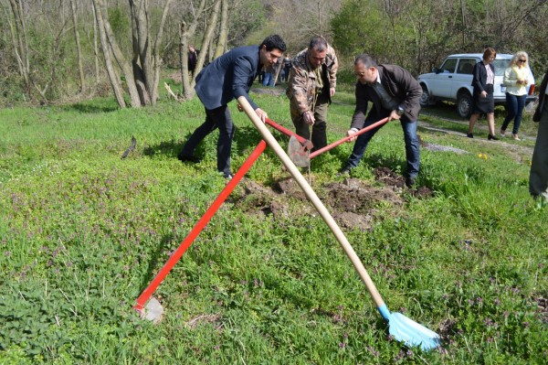 Горското стопанство с помощта на казанлъшките кметове залесява над Шипка днес