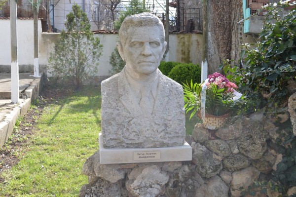 Горското стопанство с помощта на казанлъшките кметове залесява над Шипка днес